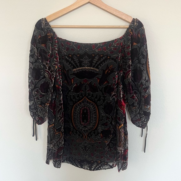 Alice & Olivia Alecia Off Shoulder Top Baroque Burnout Size XS - Picture 3 of 9